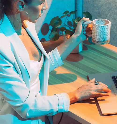 laptop_woman community_desktop_mobile